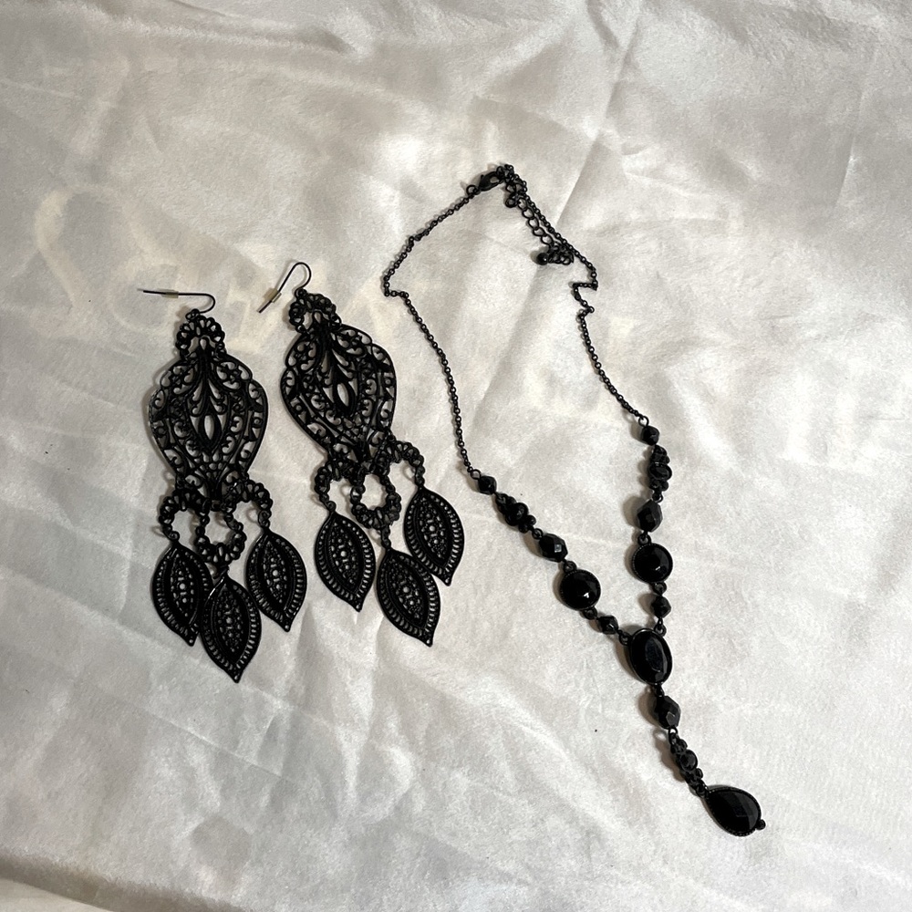 Black earrings + matching necklace 🖤